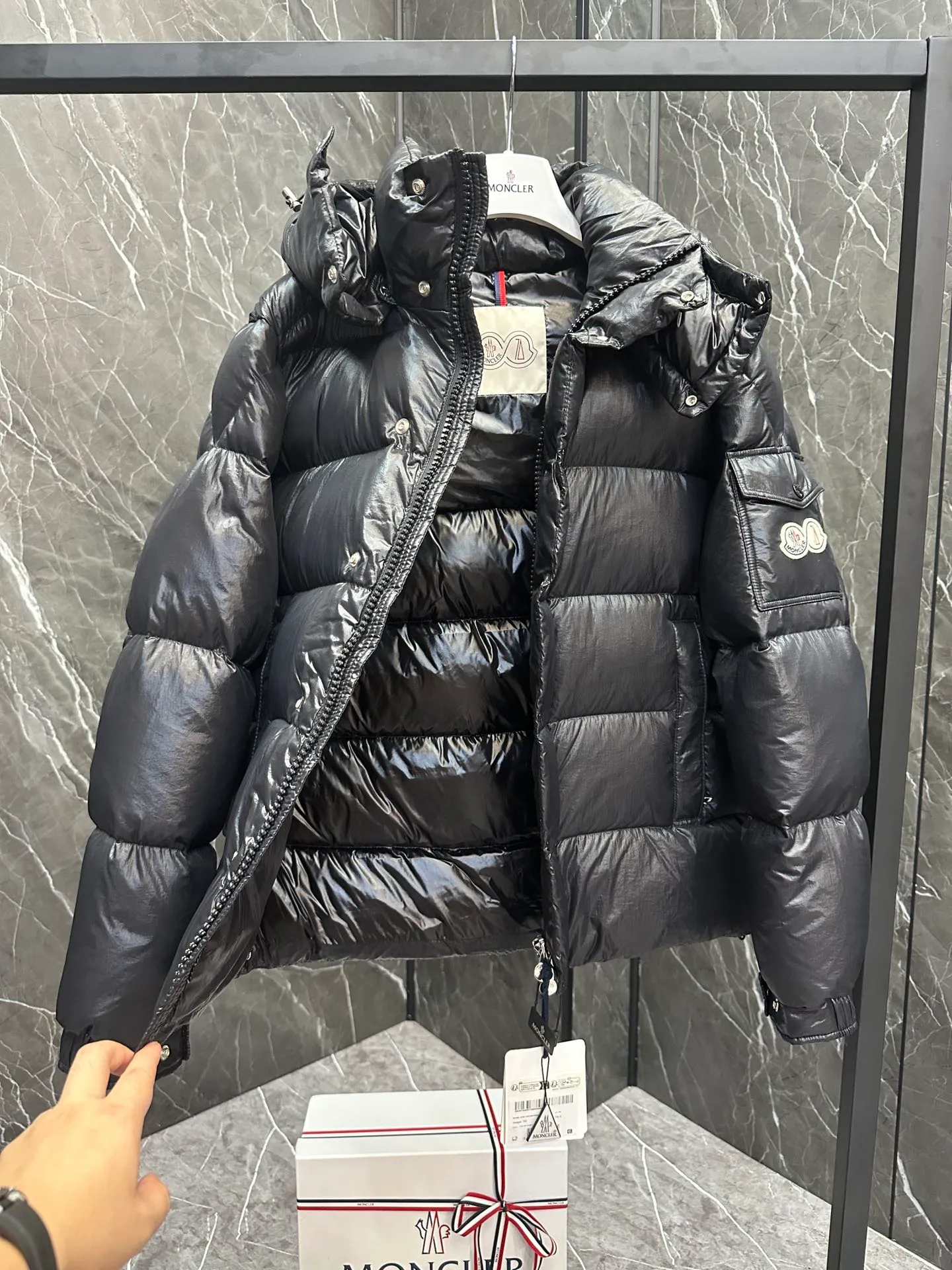P390 Moncler/ 2026 70 、 。 DNA ， ， 。 Classic ， 、 。 Classic 70 。 Quality， 90 ，Premium Quality ， ，Black ！ Sizes M-3XL